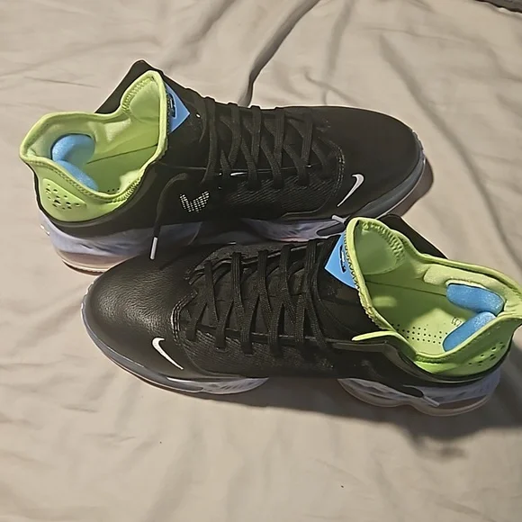 LeBron 19 Ghost Green - Picture 2 of 4